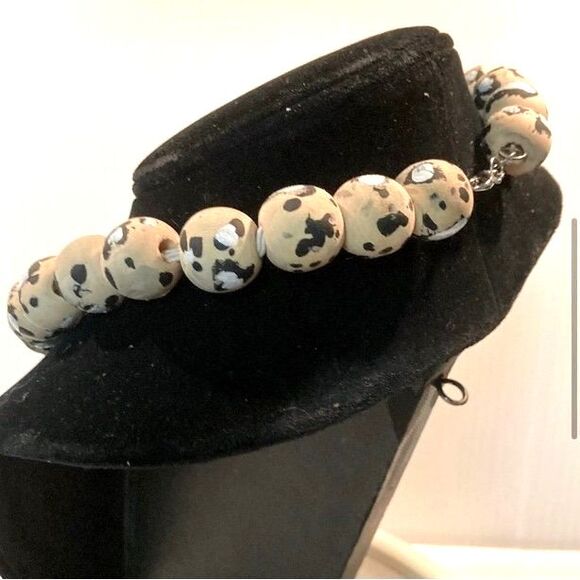 Snow Leopard Snow Cat Animal Print Wood Bead Choker Necklace 16 inches Long - Picture 3 of 7